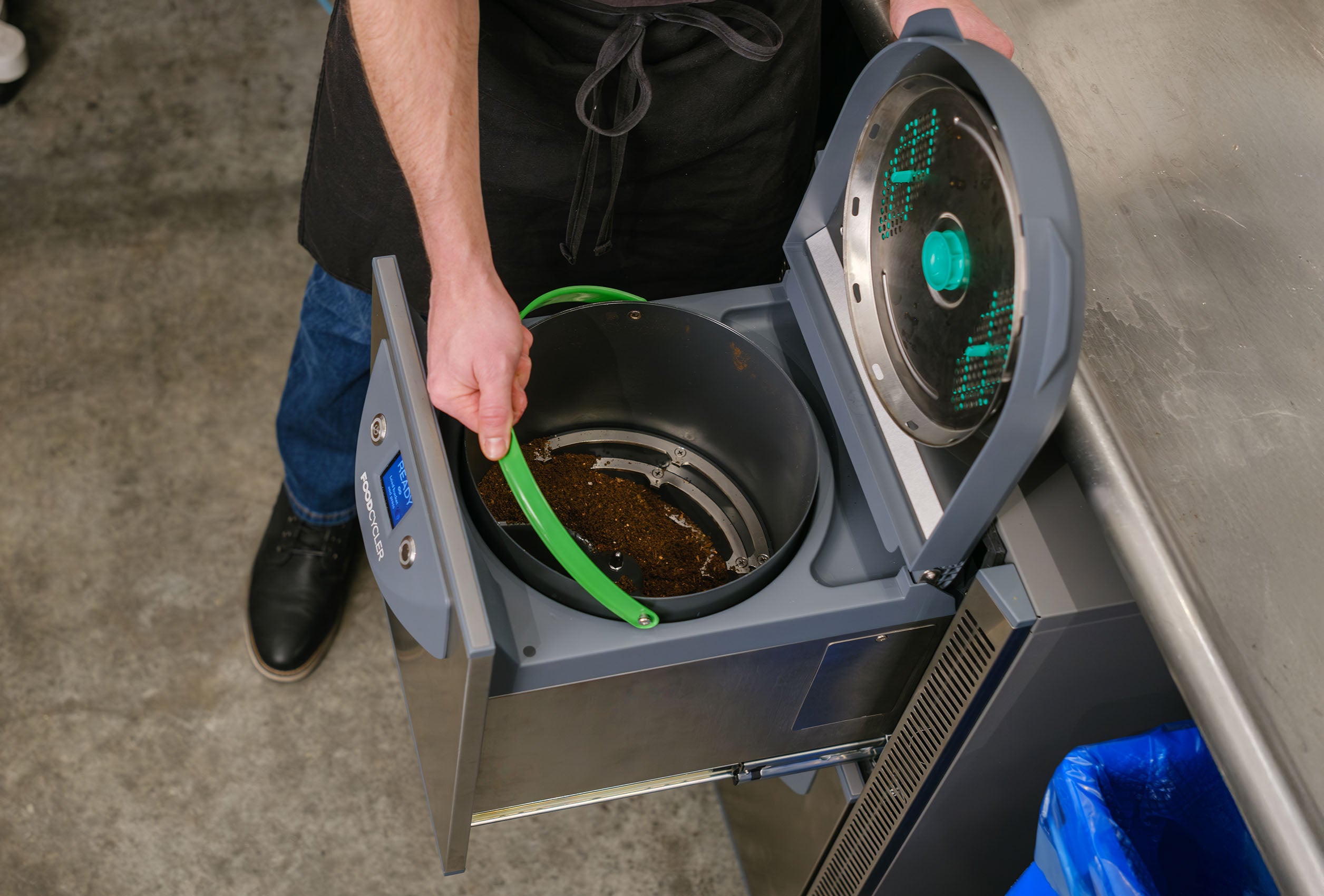 Person taking the bucket with Foodilizer from the FoodCycler FC-75
